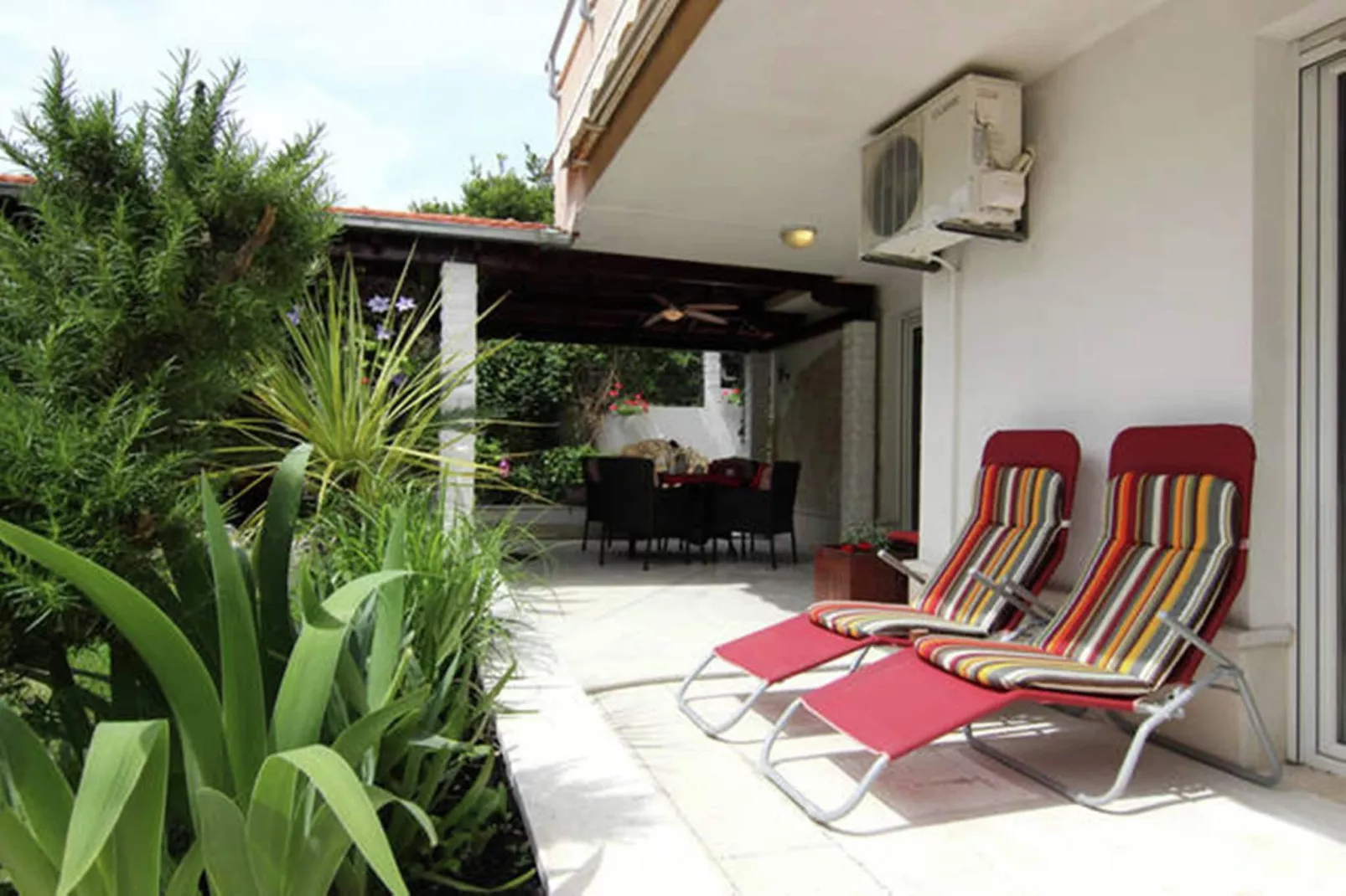 Delux two level garden apartment-Exterior in summer