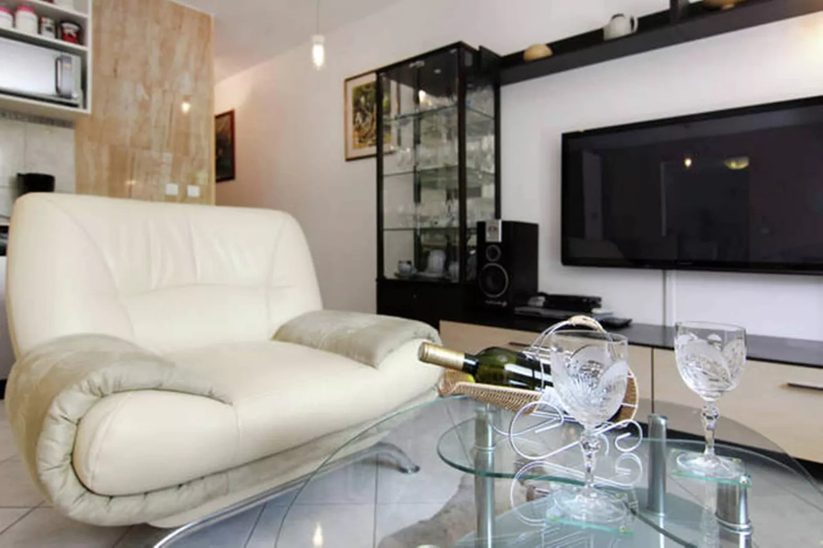 Delux two level garden apartment-Living room