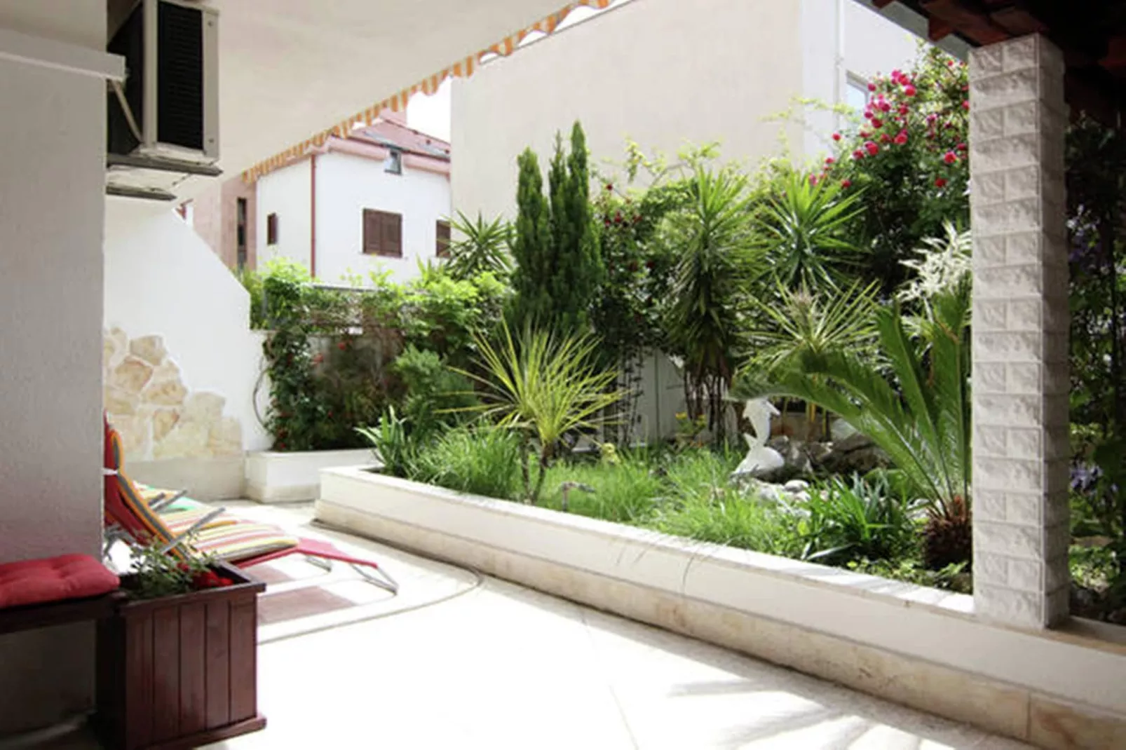 Delux two level garden apartment-Terrace balcony