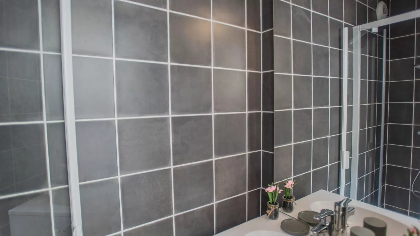 Maison Kiwi-Bathroom