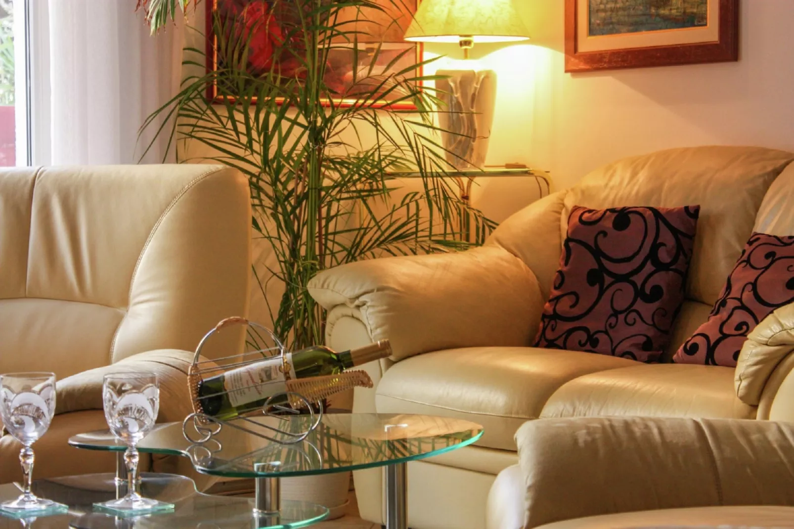 Delux two level garden apartment-Living room