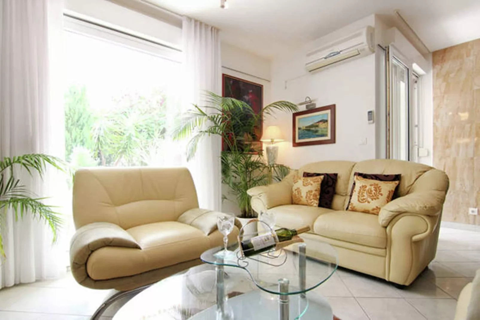 Delux two level garden apartment-Living room