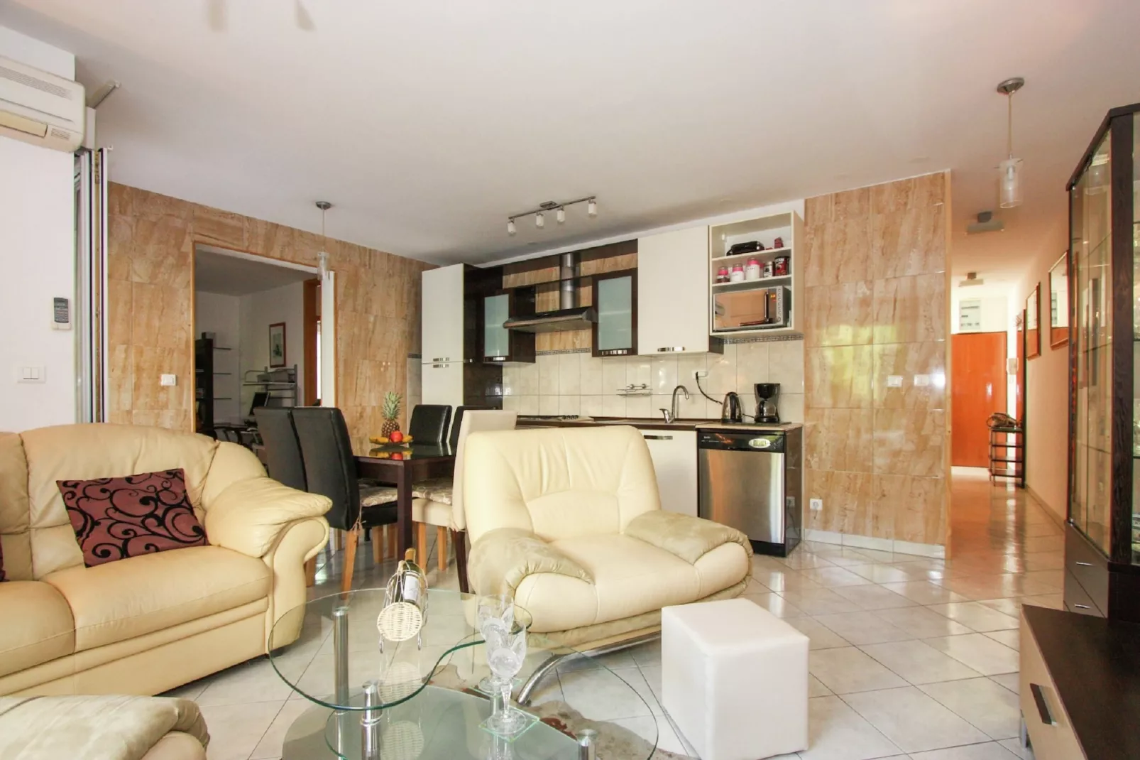 Delux two level garden apartment-Living room