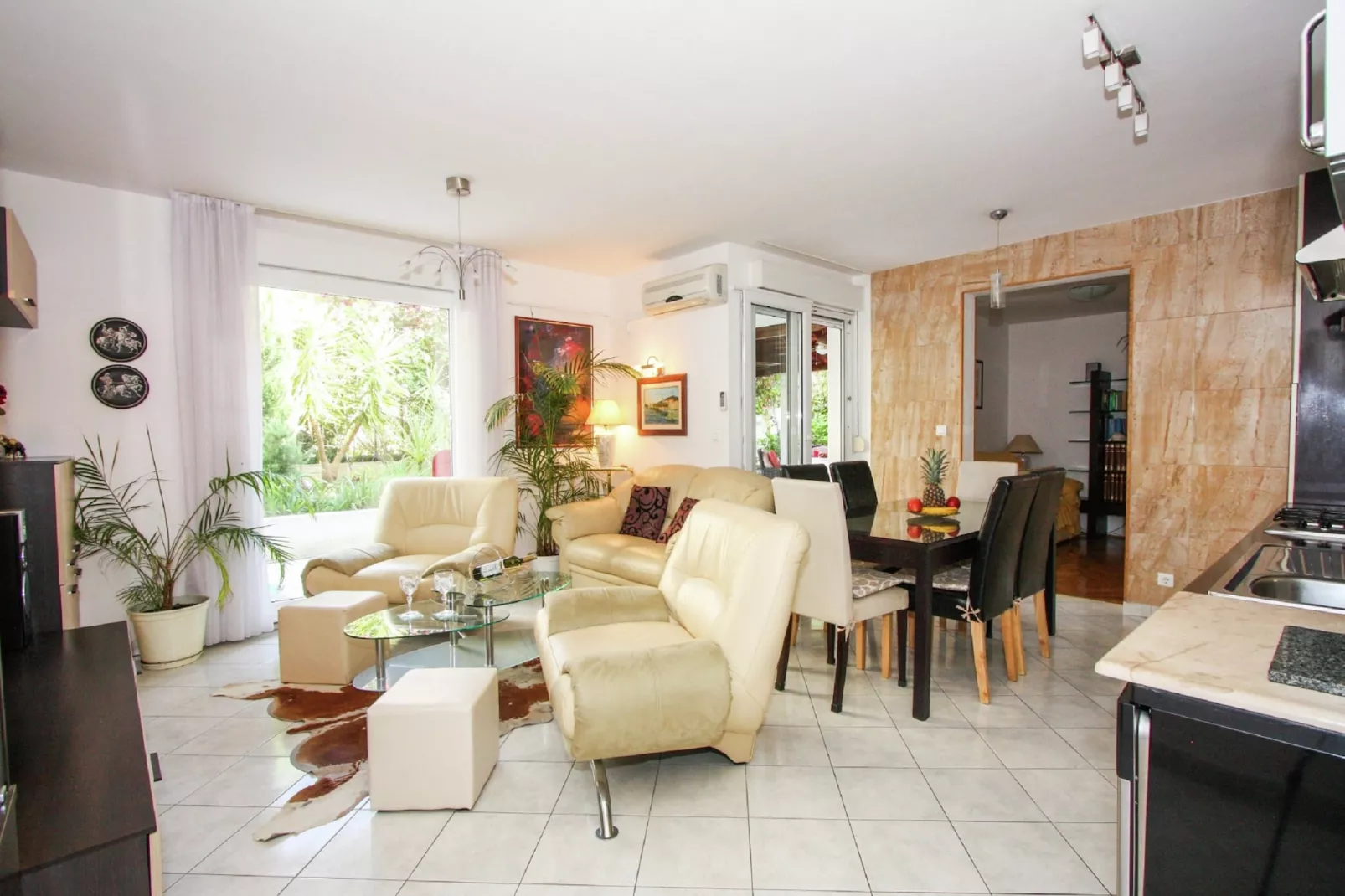 Delux two level garden apartment-Living room