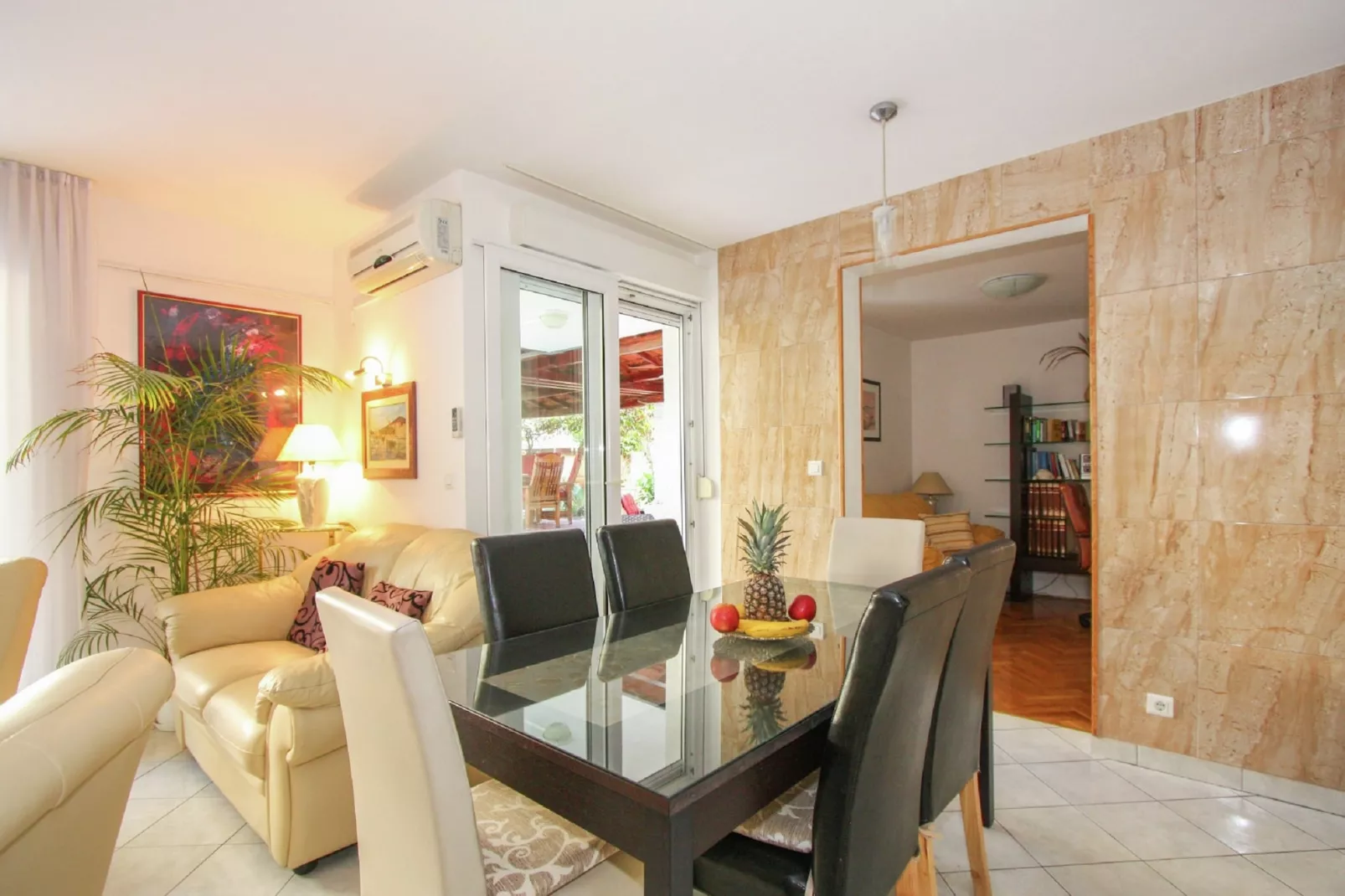 Delux two level garden apartment-Dining room