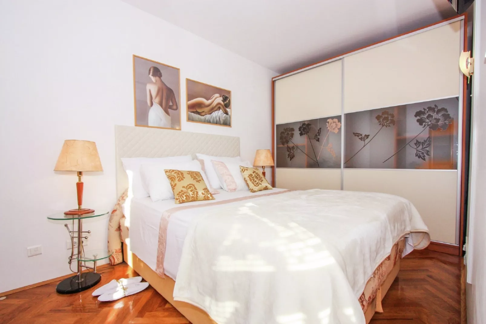 Delux two level garden apartment-Bedroom