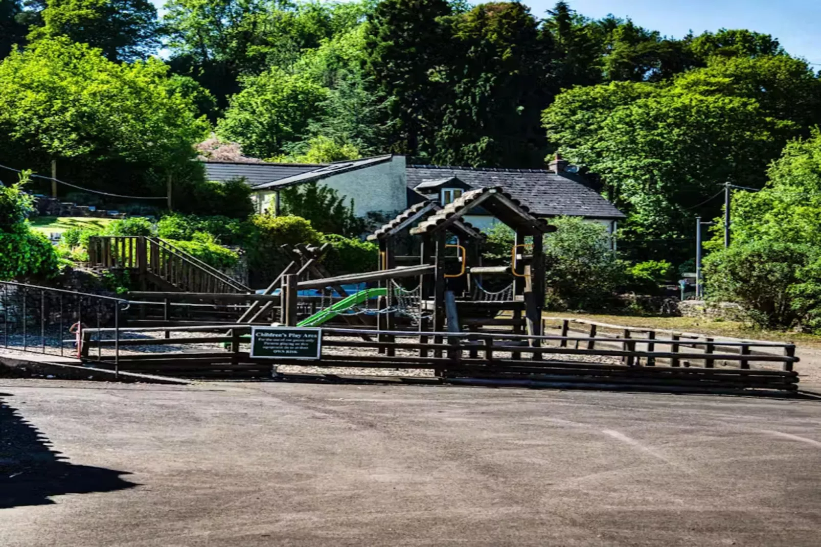 River Wye Lodge-Gardens in summer