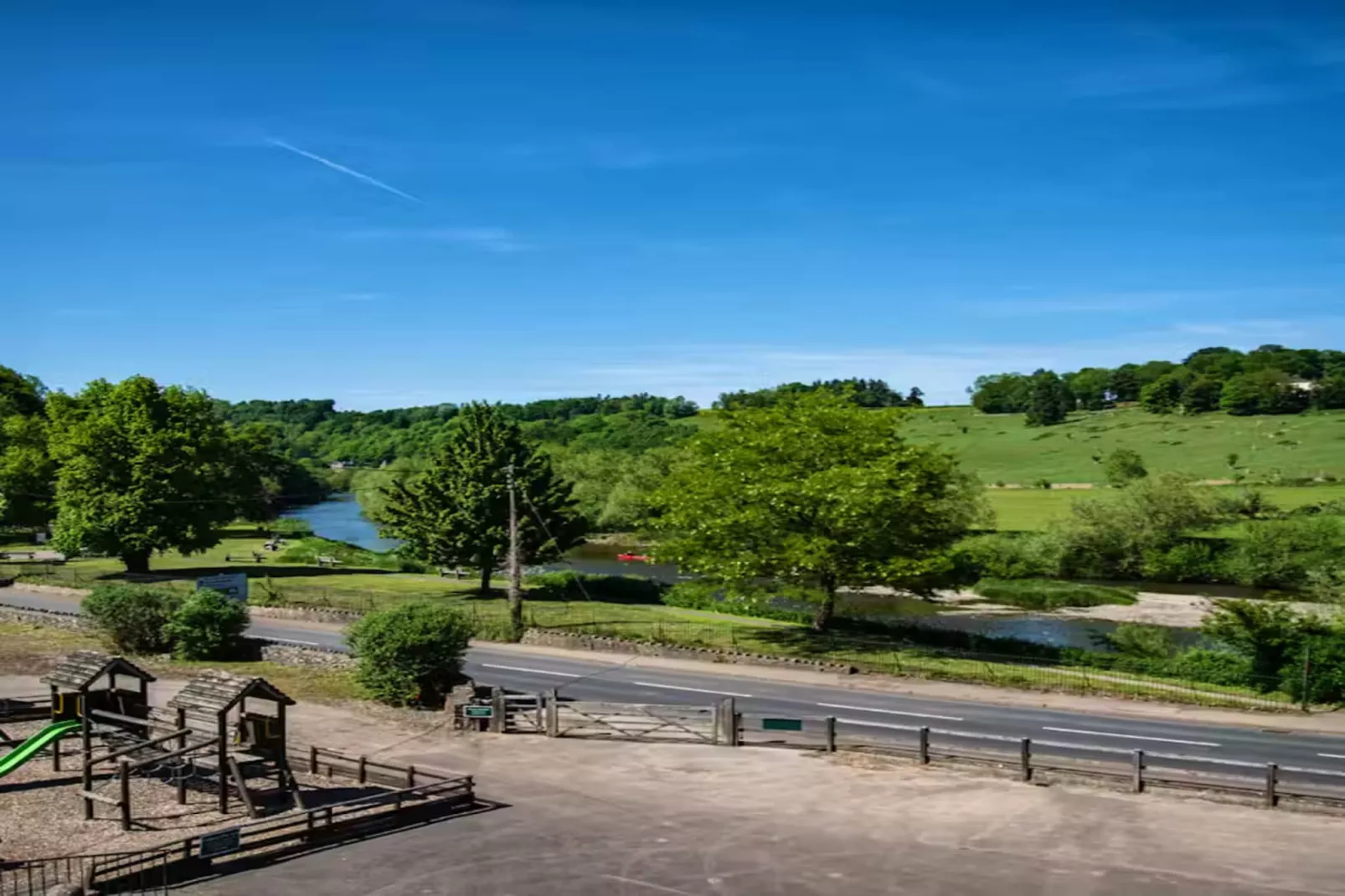 River Wye Lodge-Gardens in summer