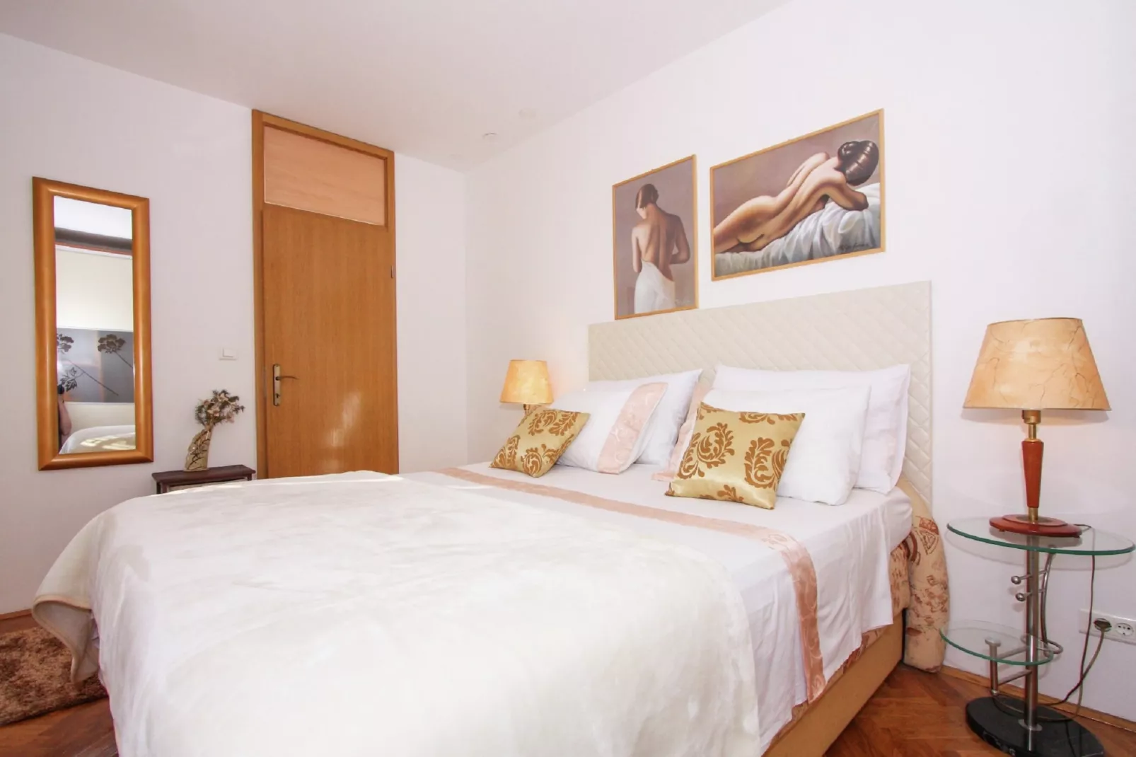 Delux two level garden apartment-Bedroom