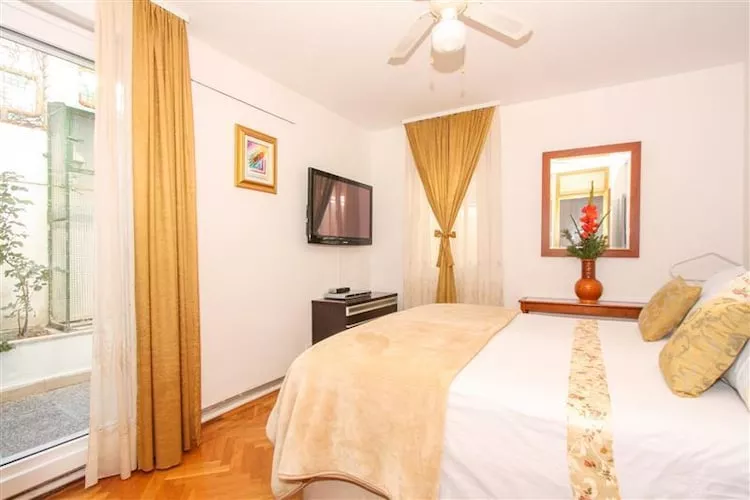 Delux two level garden apartment-Bedroom