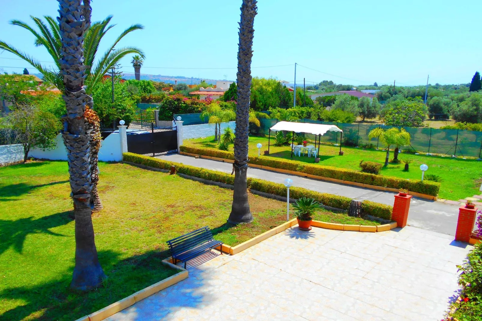 Villa Nuzzo-Gardens in summer