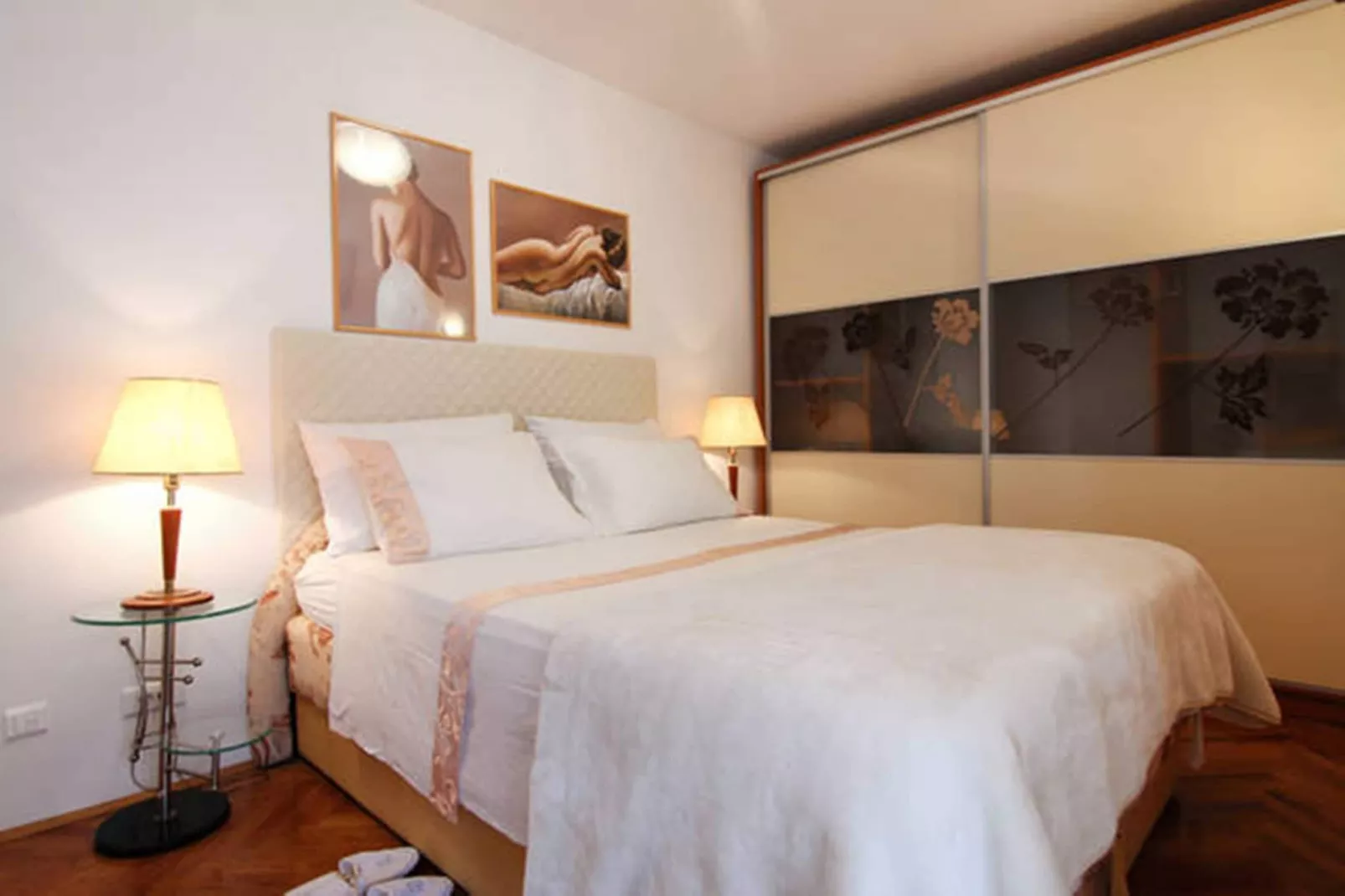 Delux two level garden apartment-Bedroom