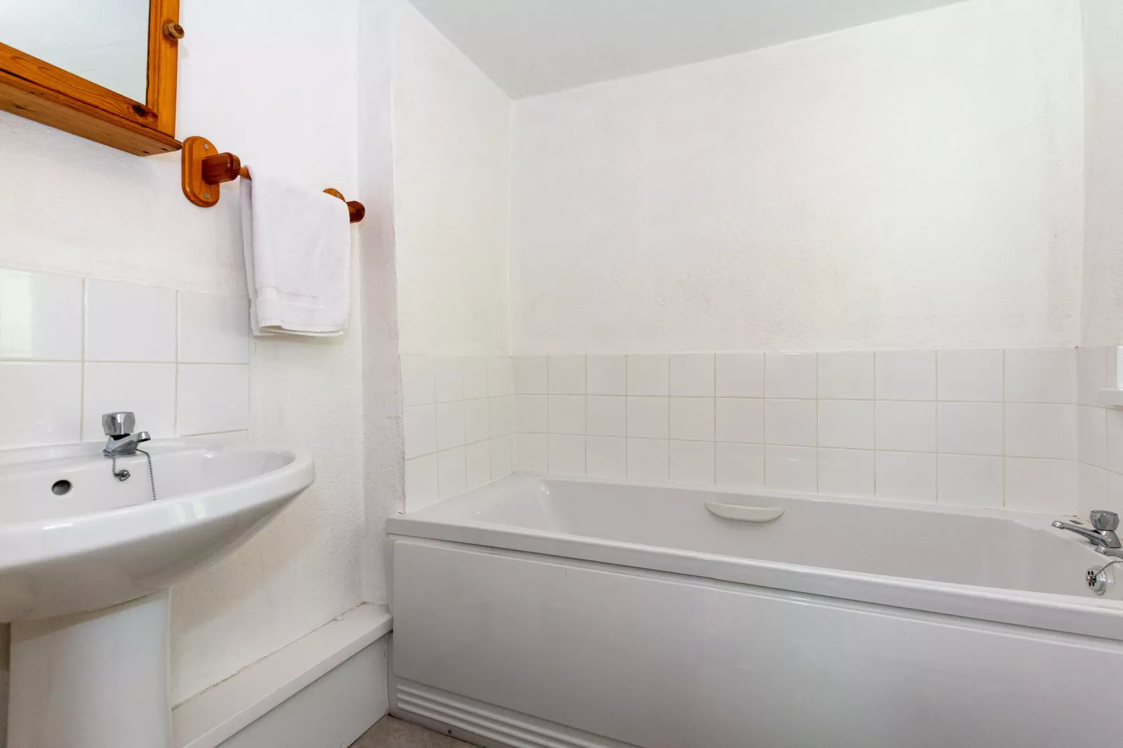 Holly Tree House-Bathroom