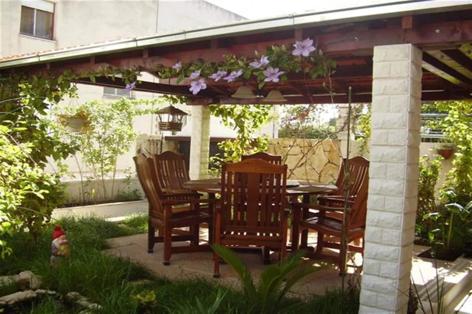 Delux two level garden apartment-Exterior in summer