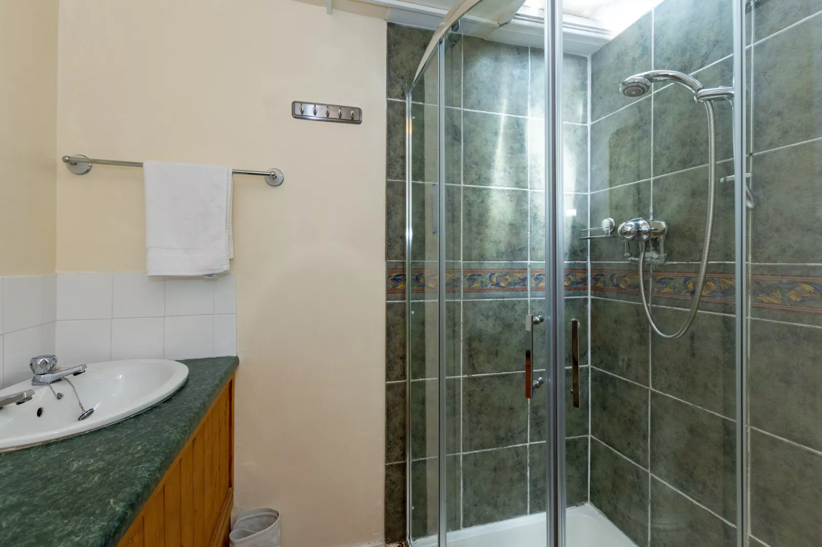 Holly Tree House-Bathroom