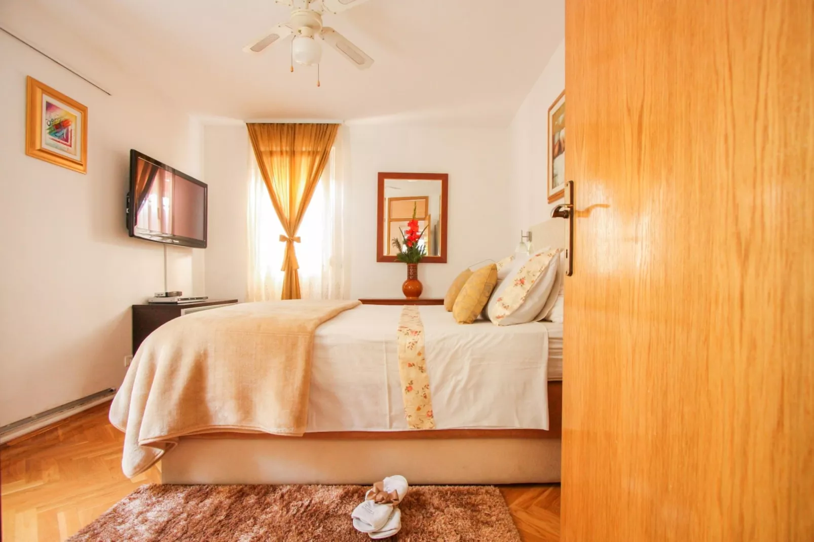 Delux two level garden apartment-Bedroom