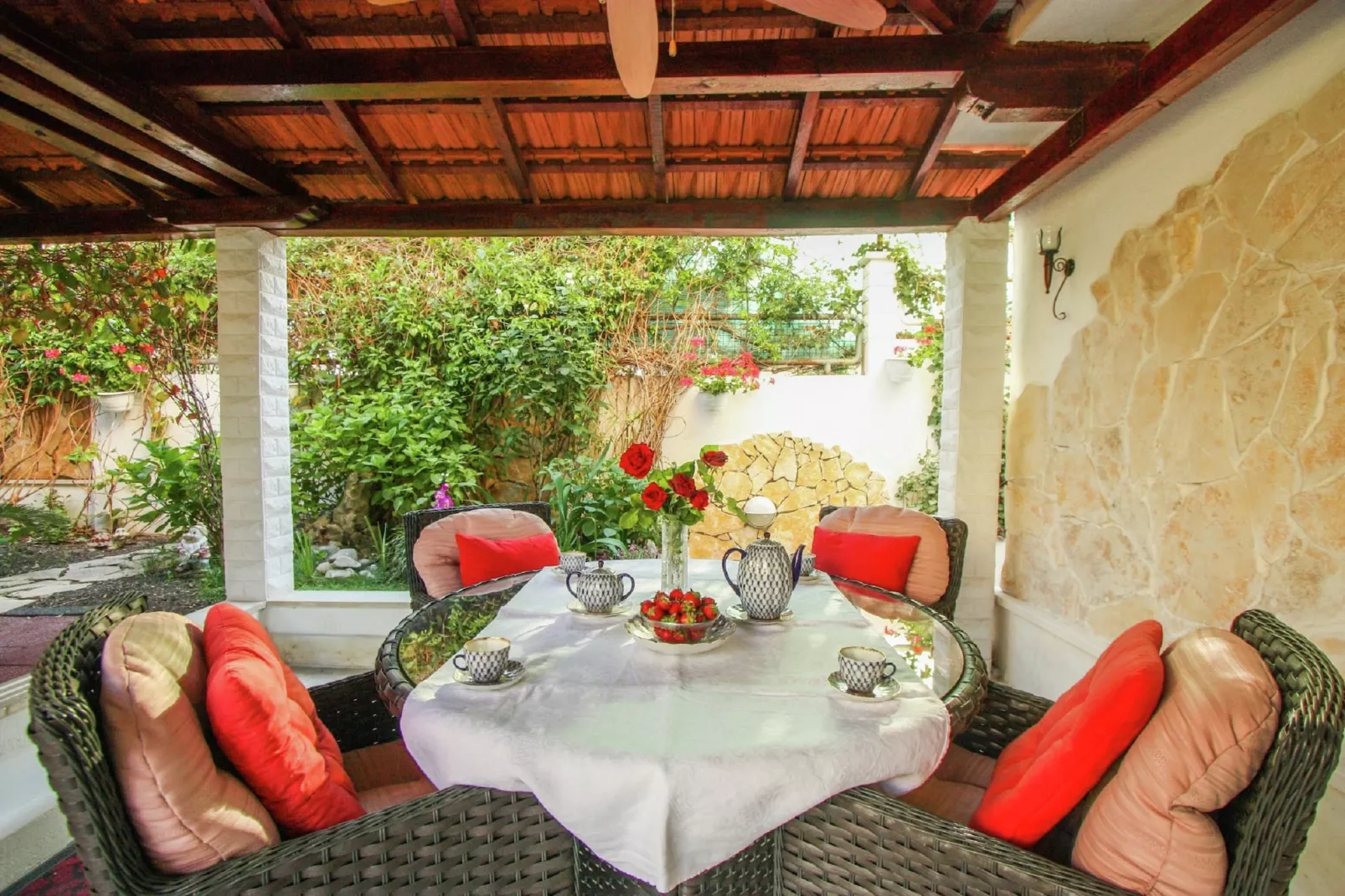 Delux two level garden apartment-Terrace balcony