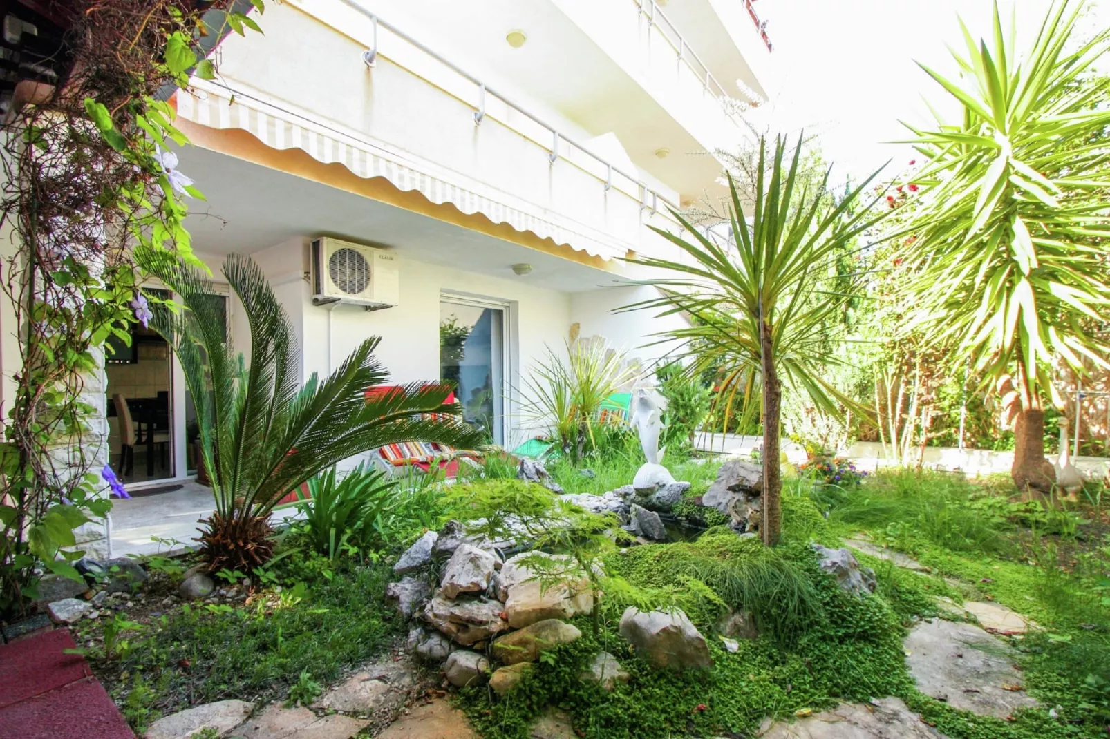 Delux two level garden apartment-Gardens in summer