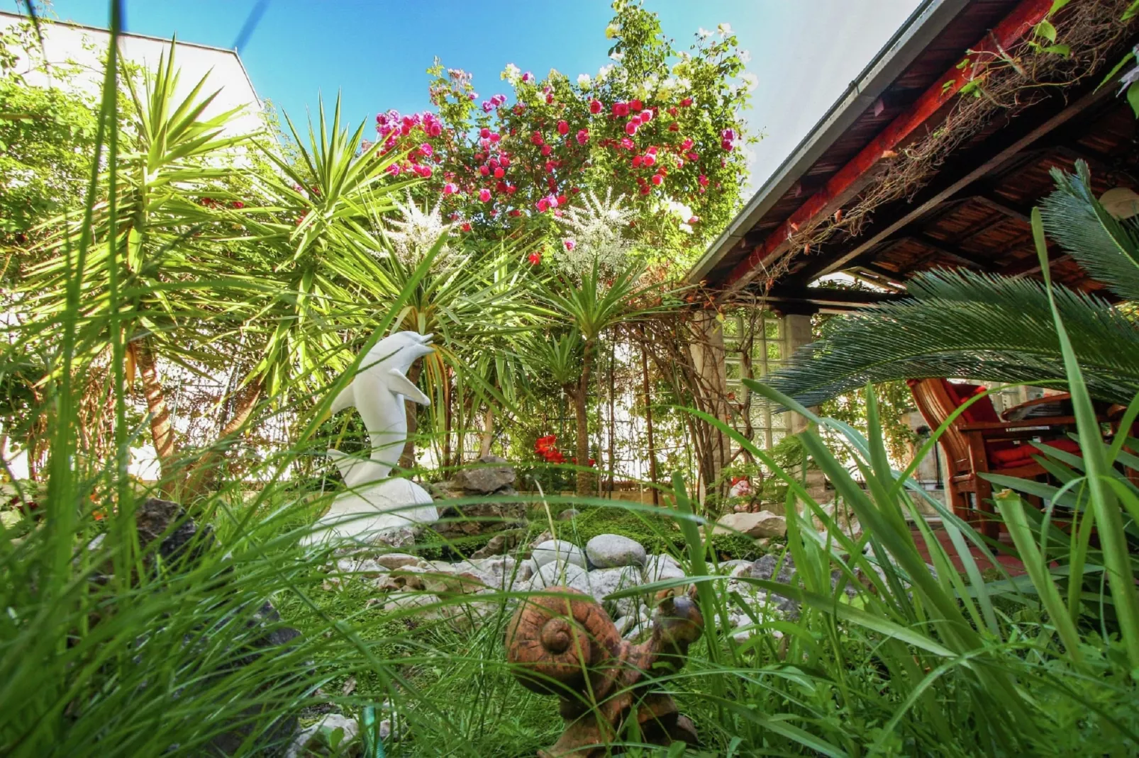 Delux two level garden apartment-Gardens in summer