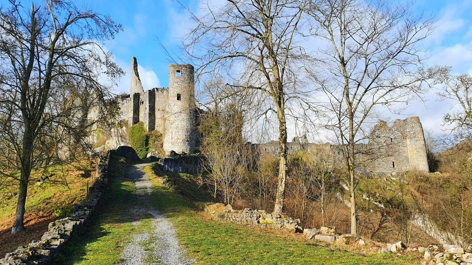 Gite de Montaigle-Zones été à 1 km