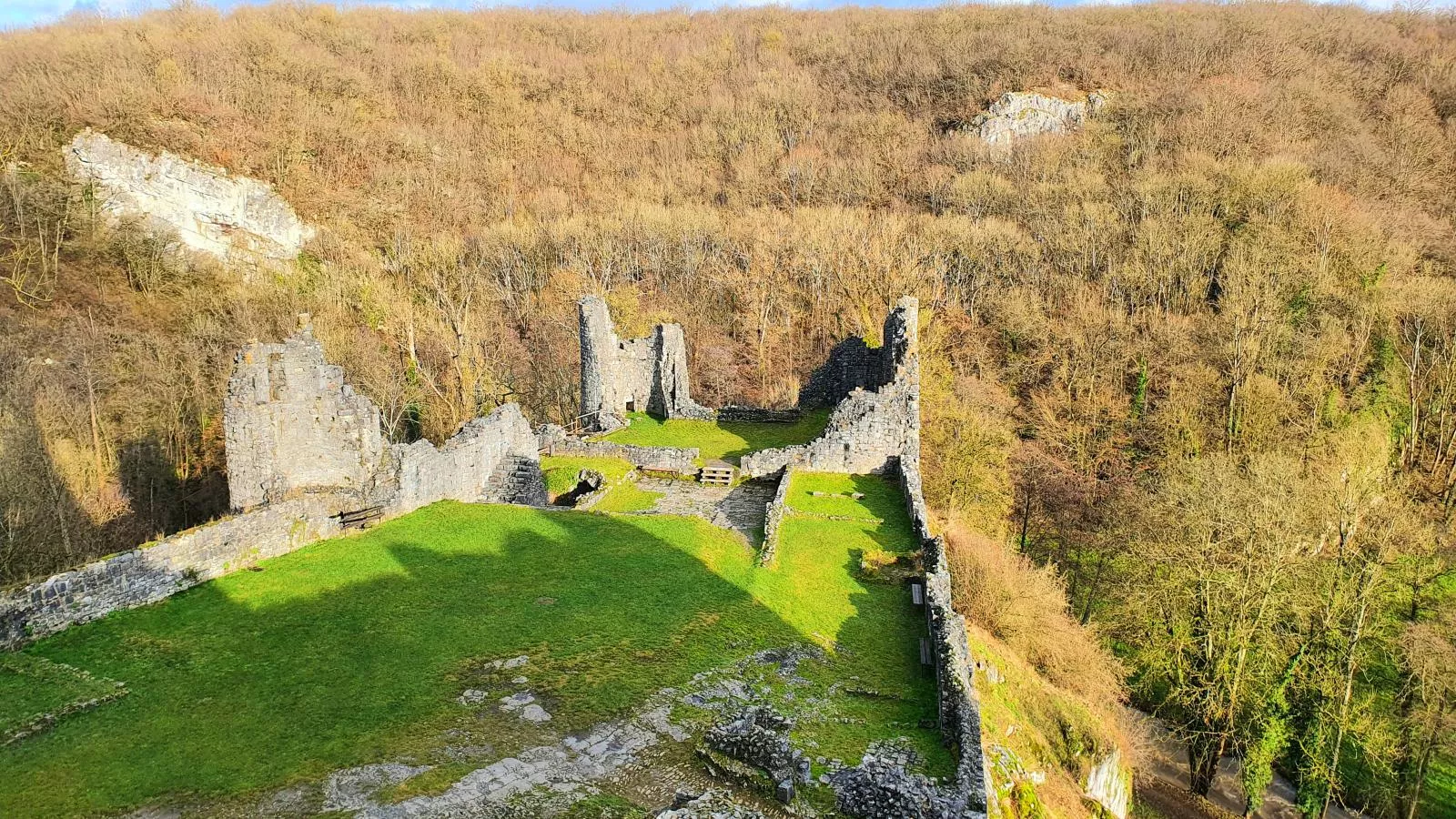 Gite de Montaigle-Zones été à 1 km