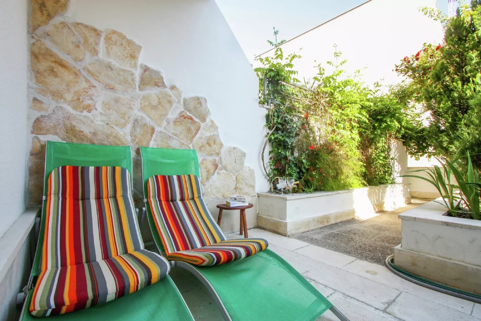 Delux two level garden apartment-Terrace balcony