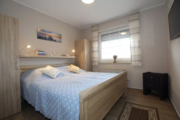 Ferienwohnung mit Sonnenterrasse in Dornumersiel-Schlafzimmer