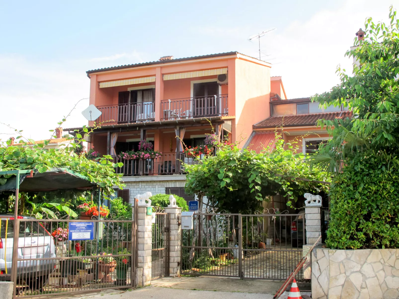 Lina (PUL305) - Outside