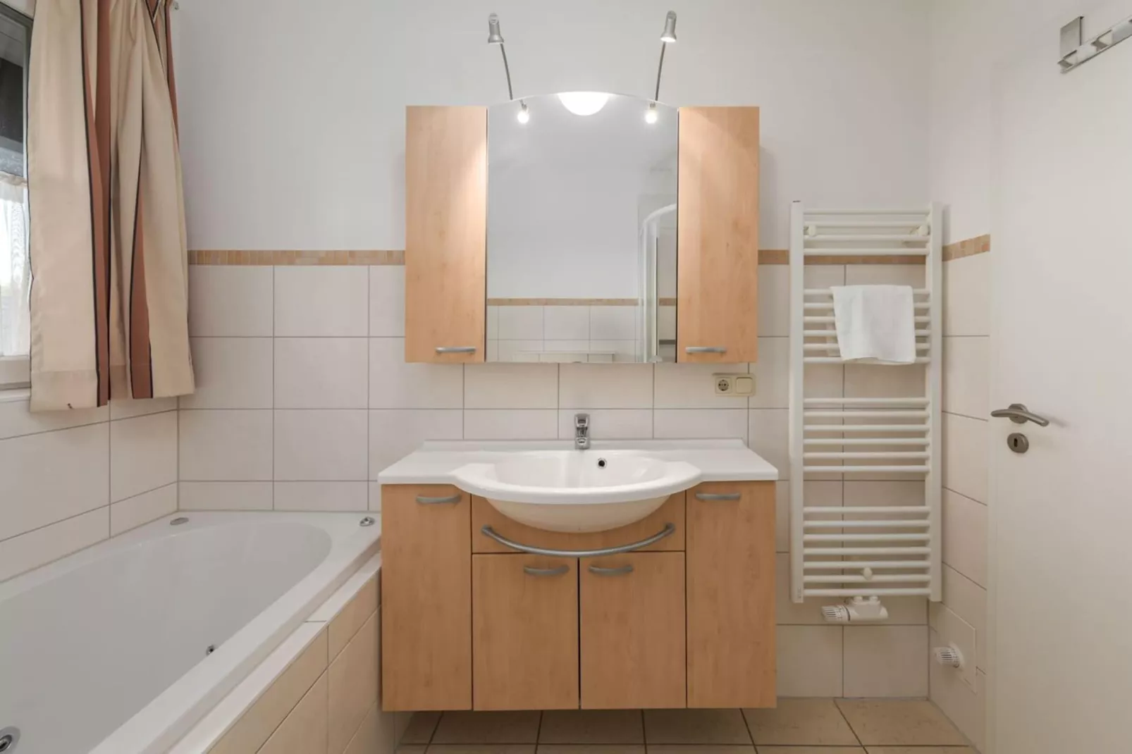 Mitteldeck 423-Badezimmer