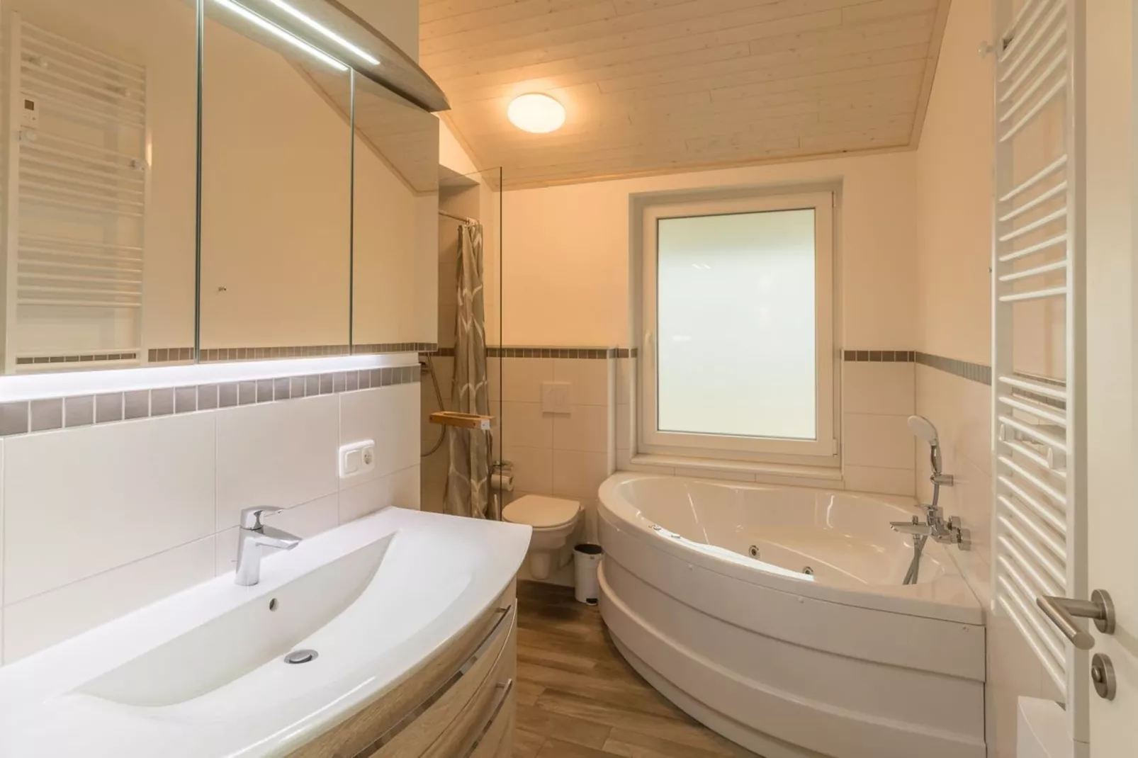 FH Seeschwalbe 330-Badezimmer