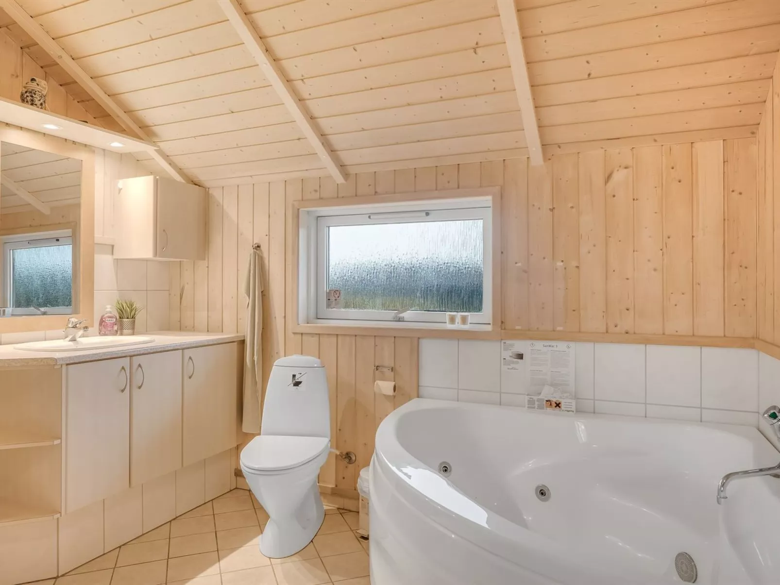 "Bryngeir" - 100m from the sea-Drinnen