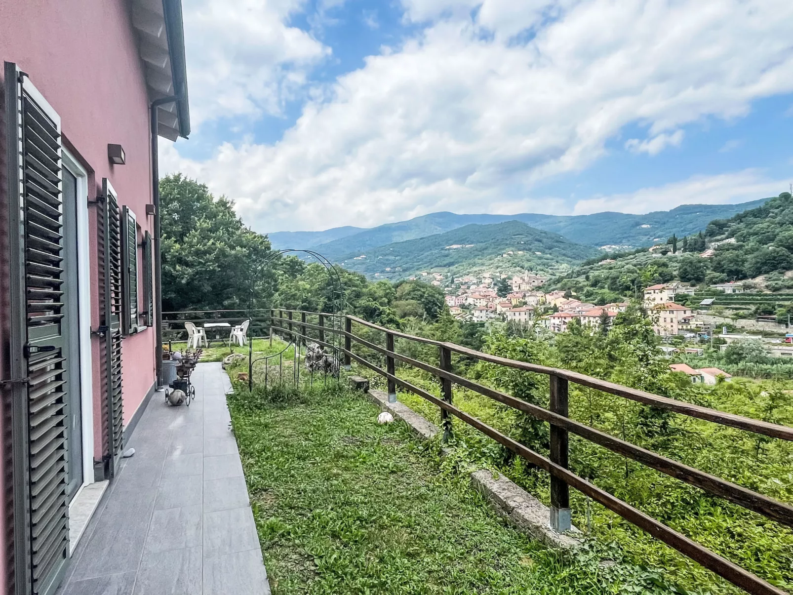 Le radici dell´ulivo-Outside