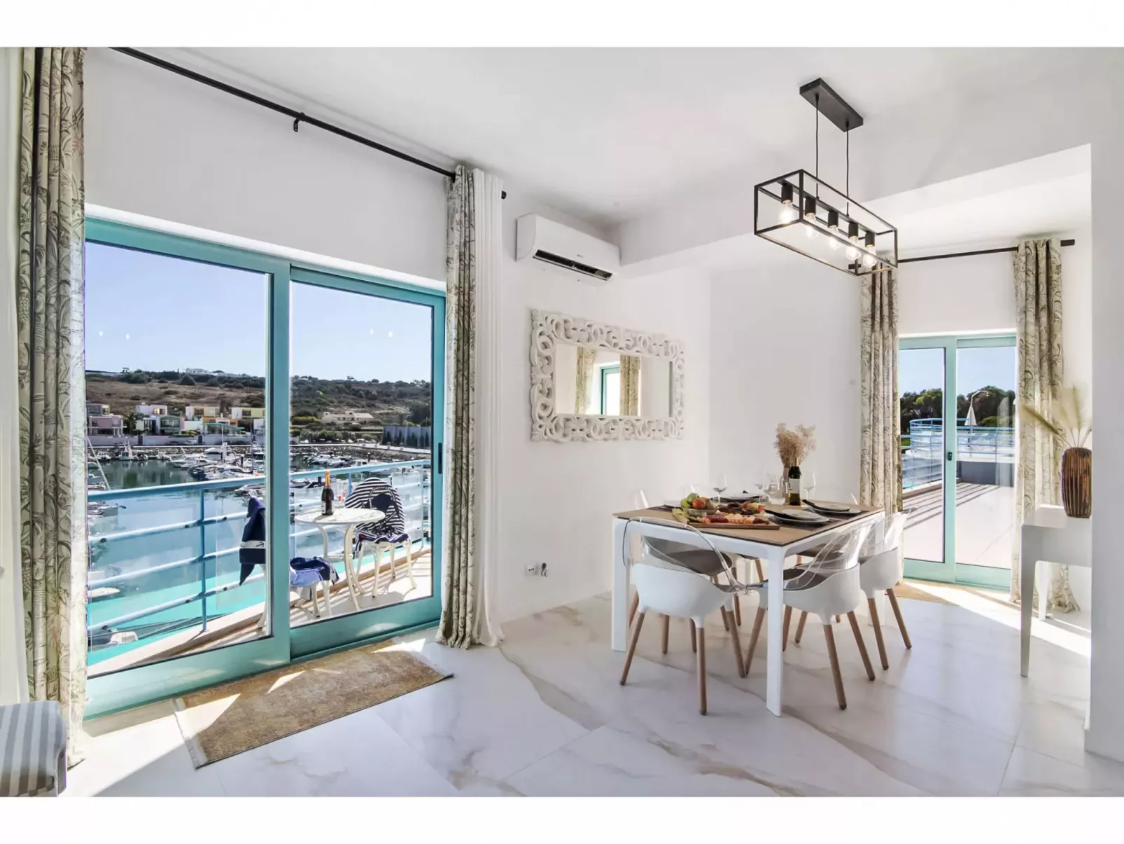 W Marina - Sunny Way-Inside