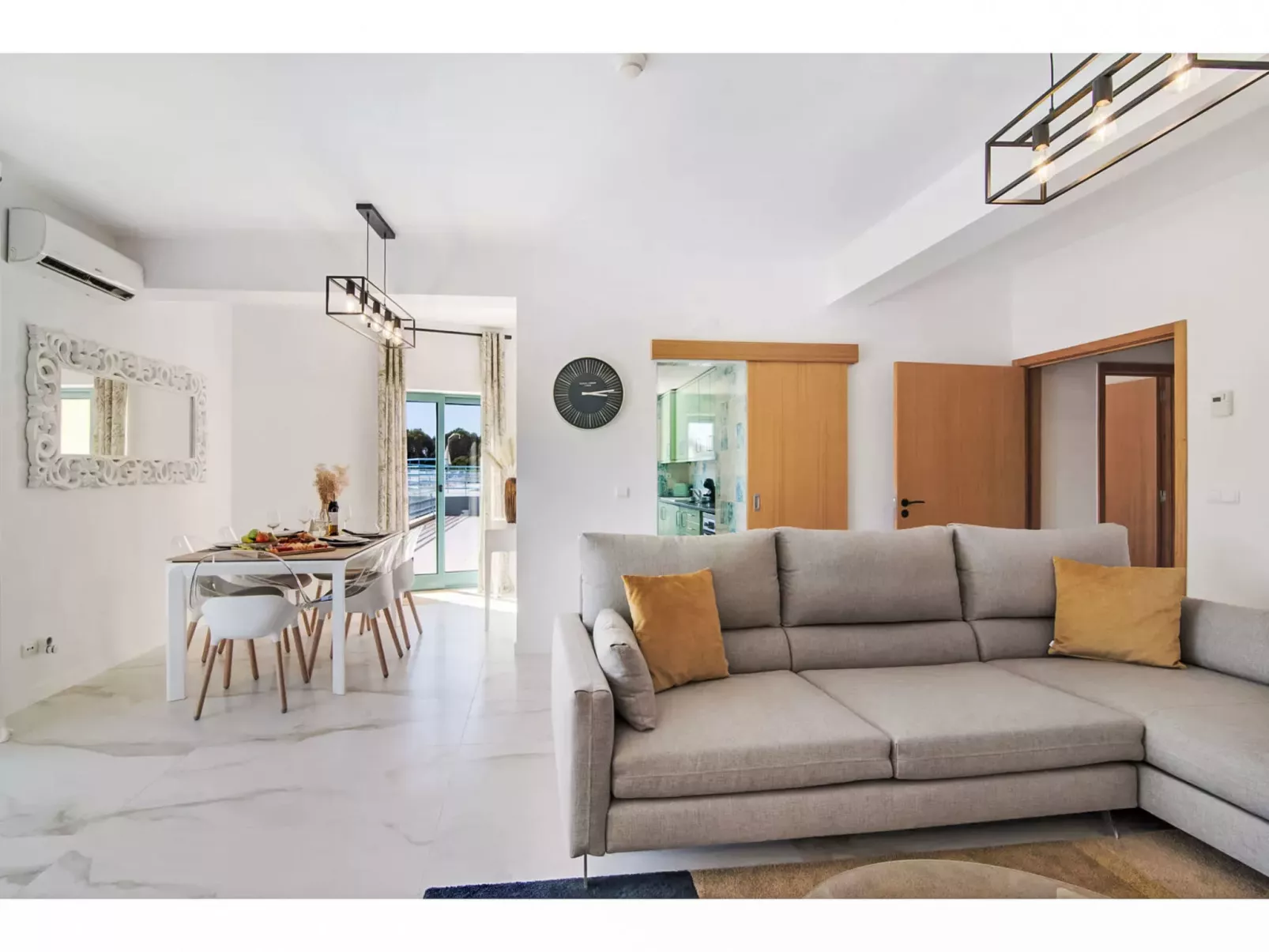 W Marina - Sunny Way-Inside