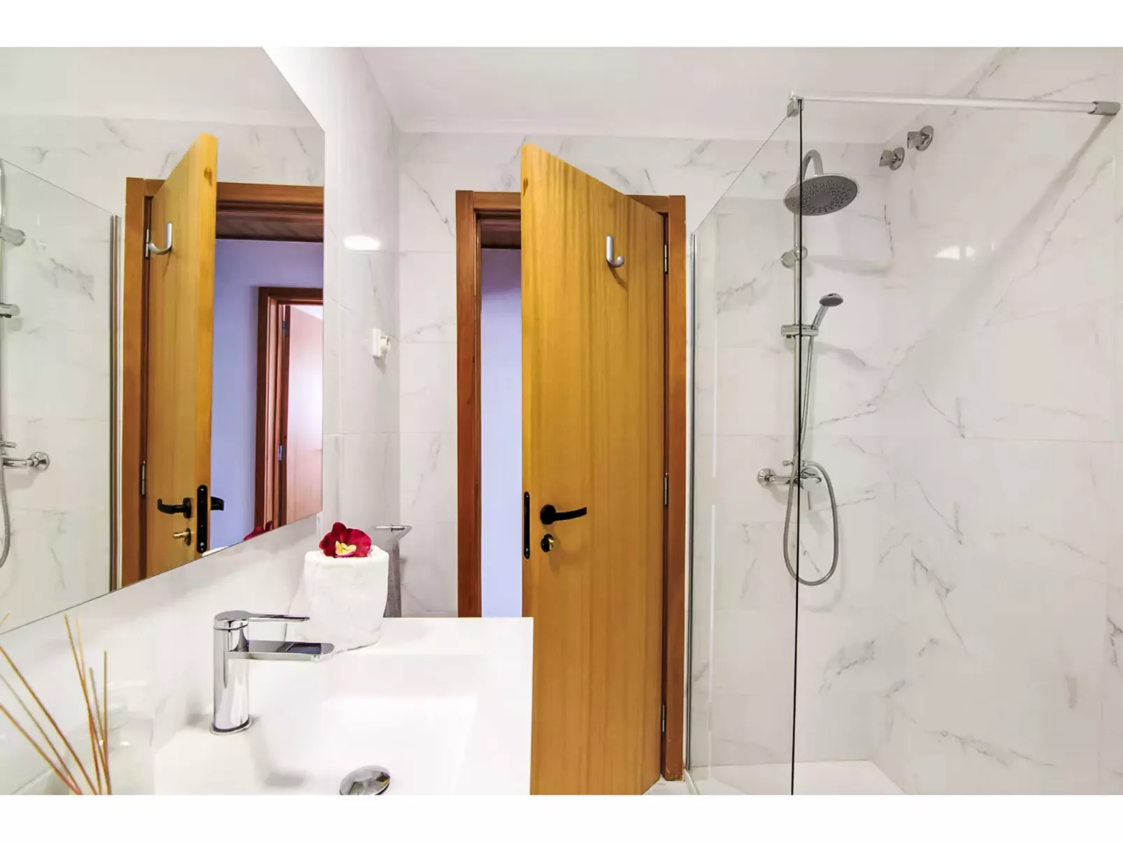 W Marina - Sunny Way-Inside