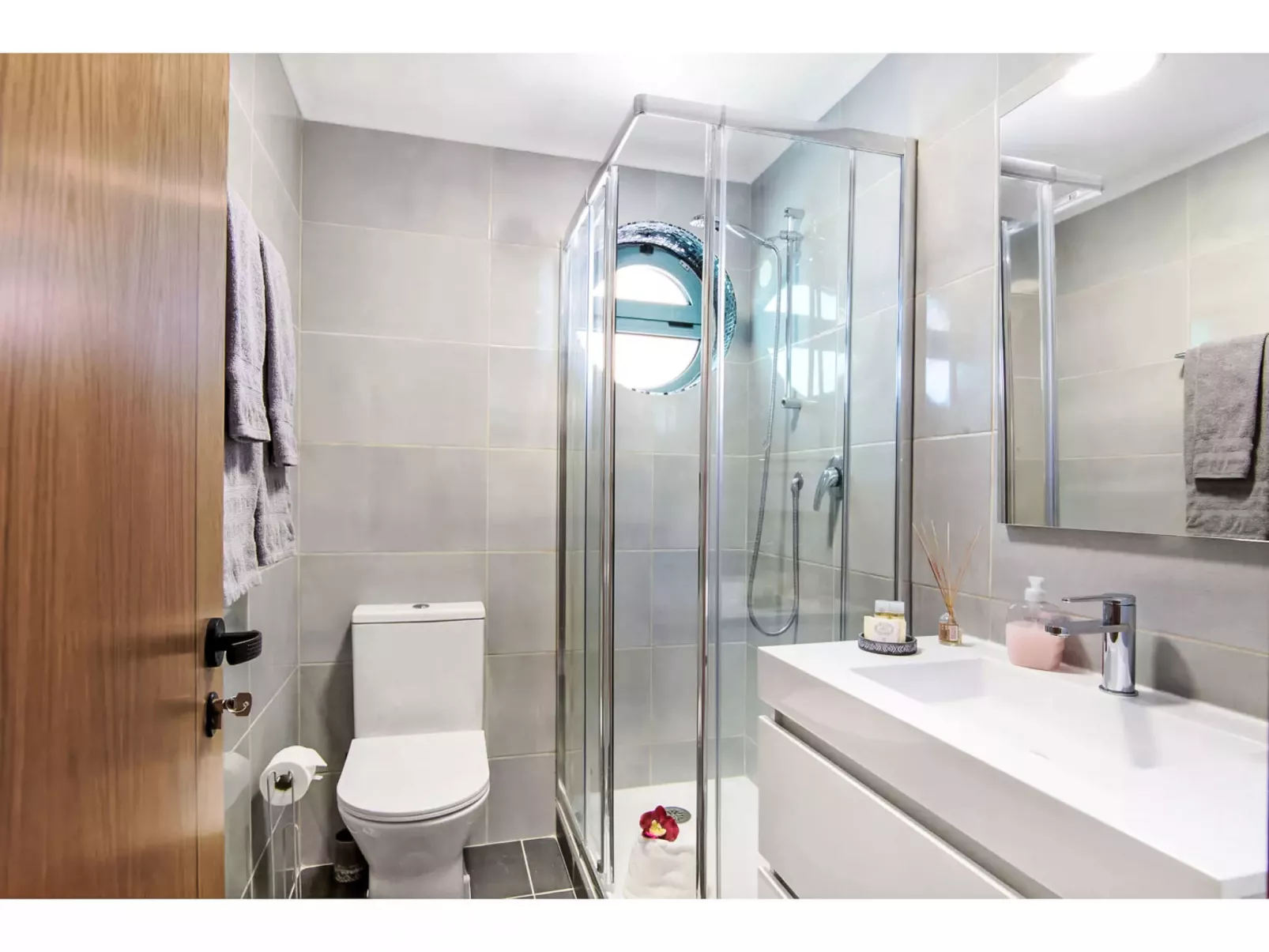 W Marina - Sunny Way-Inside