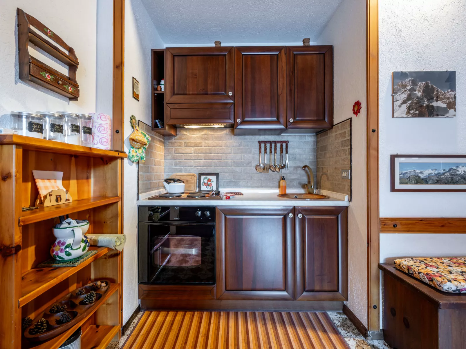 Gag Derby Apartment-Inside