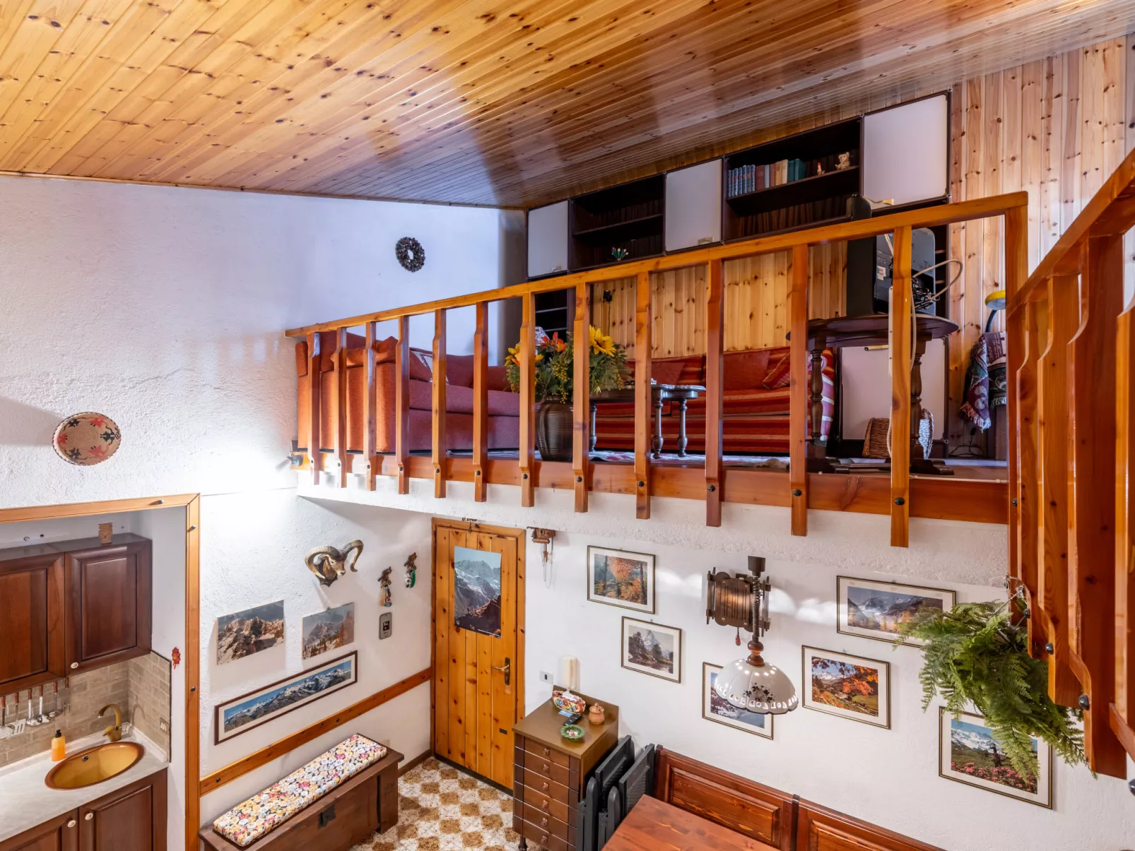 Gag Derby Apartment-Inside