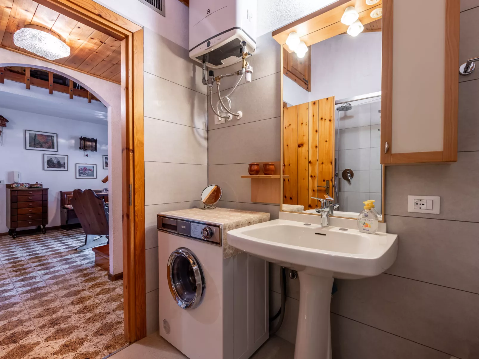 Gag Derby Apartment-Inside