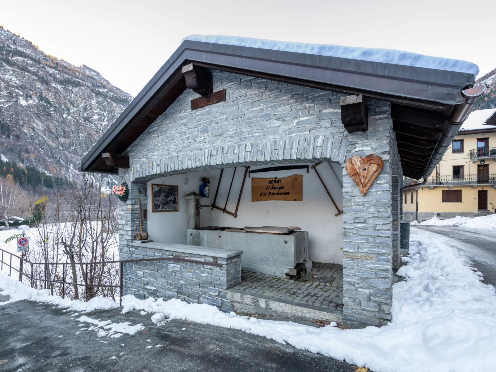 Gag Derby Apartment-Outside