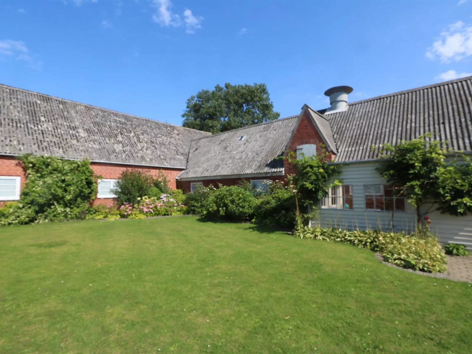 "Brigitte" - 1.3km to the fjord-Outside