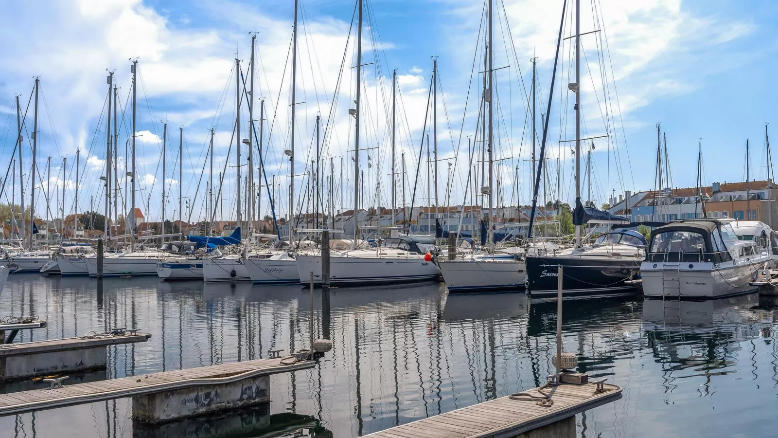 De Brouwersdam-Vue sur l'eau