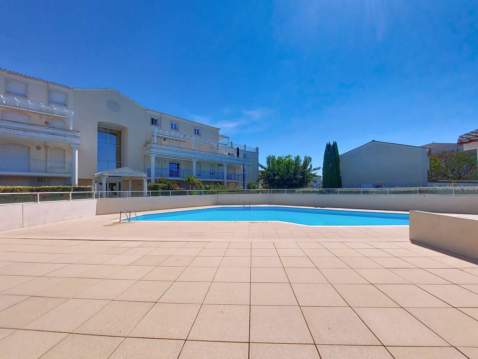 Les Hautes Folies-Outside