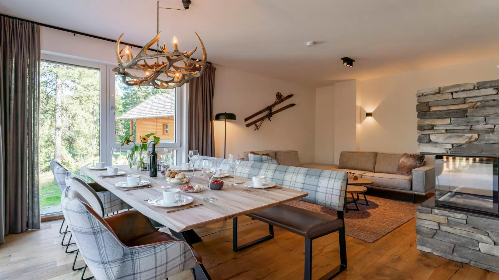 Wanderlust Mountain Chalet-Dining room