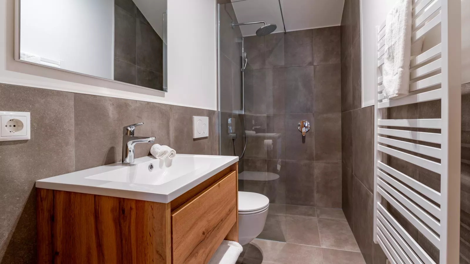 Wanderlust Mountain Chalet-Bathroom