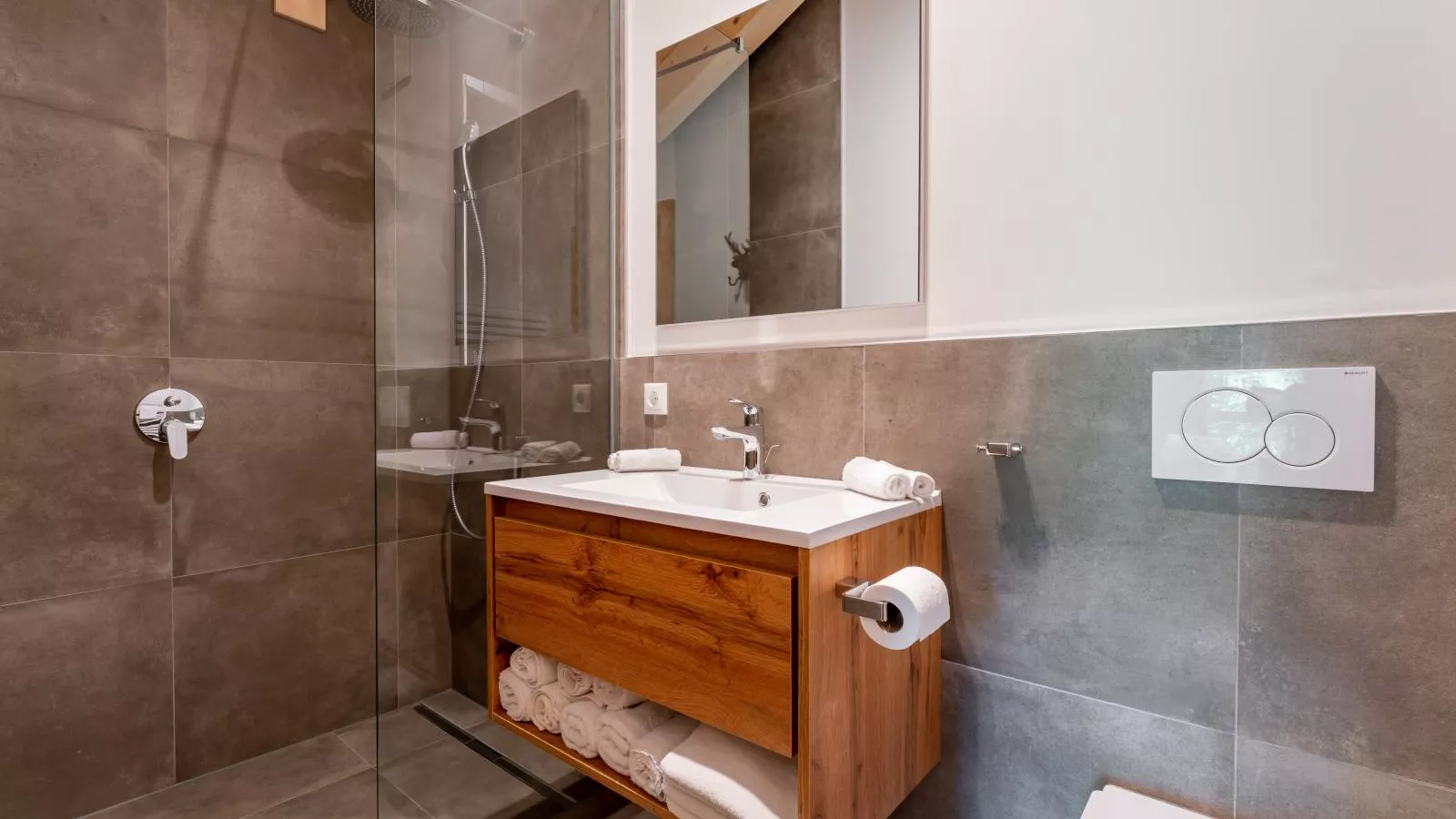 Wanderlust Mountain Chalet-Bathroom