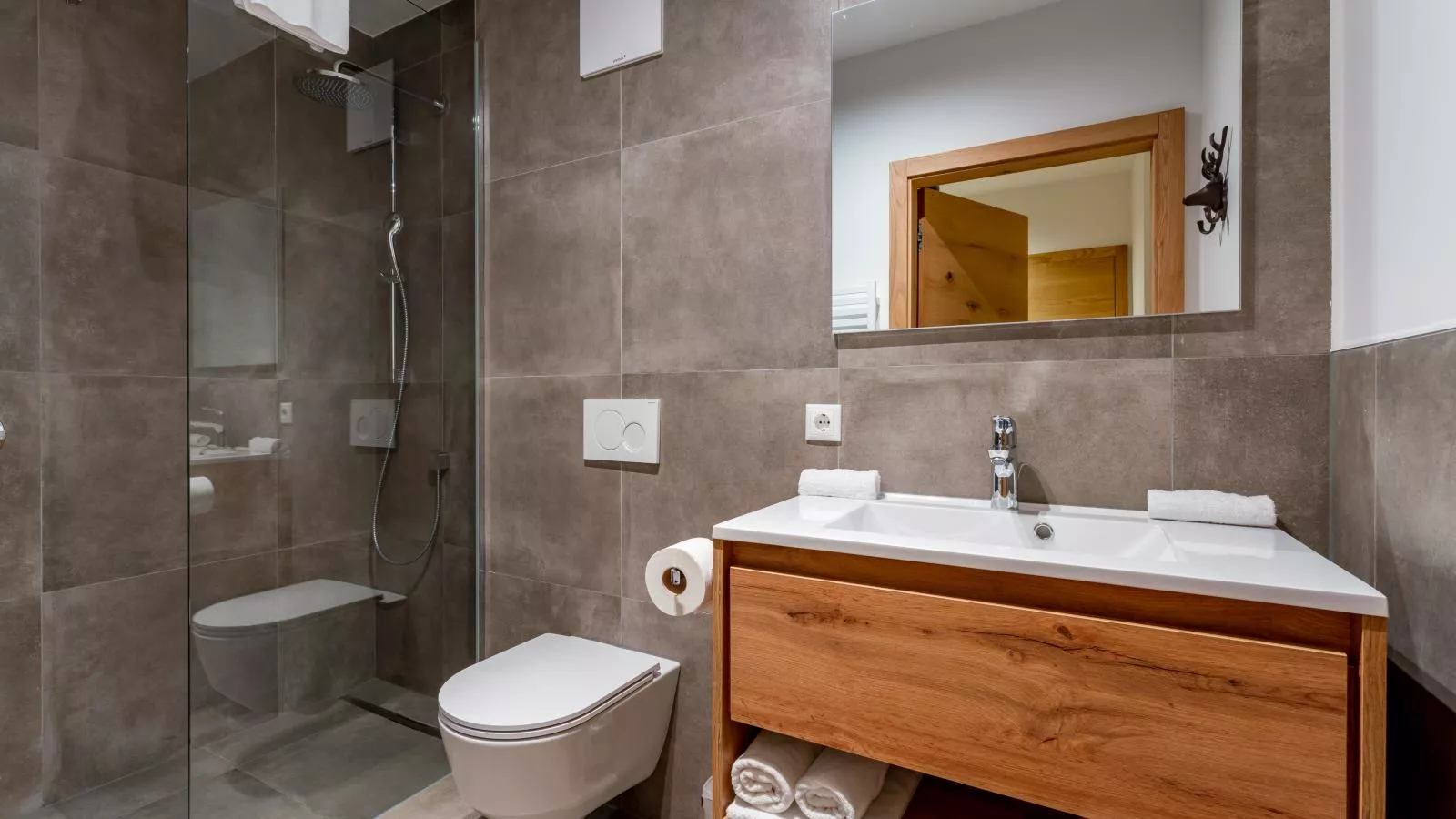 Wanderlust Mountain Chalet-Bathroom