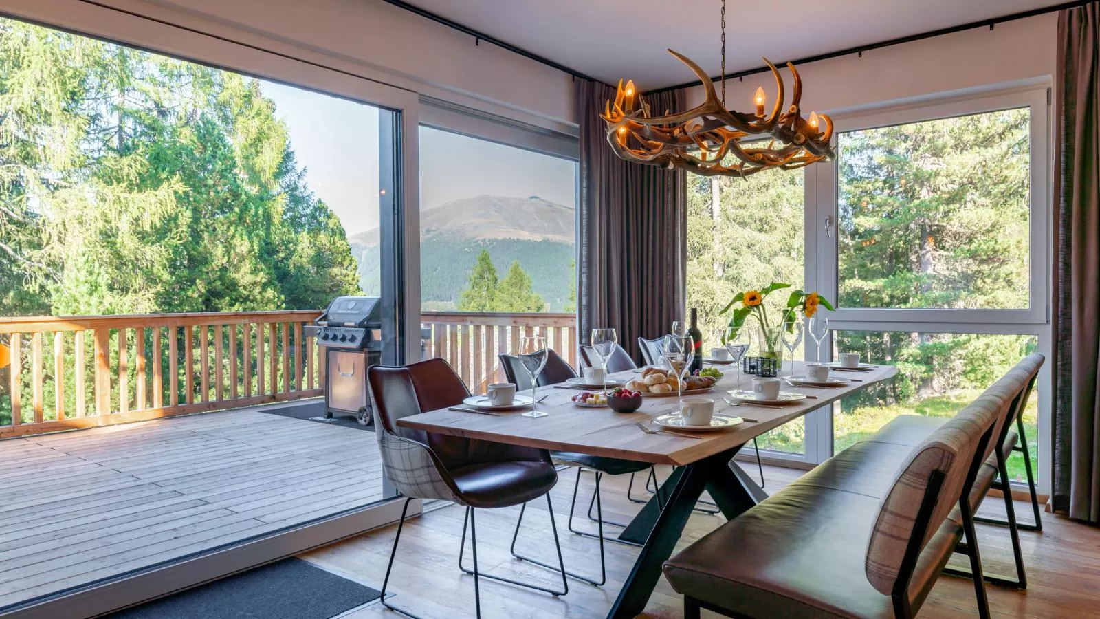 Wanderlust Mountain Chalet-Dining room