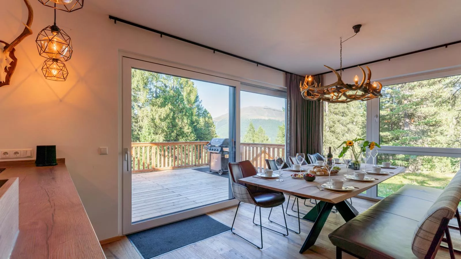 Wanderlust Mountain Chalet-Dining room