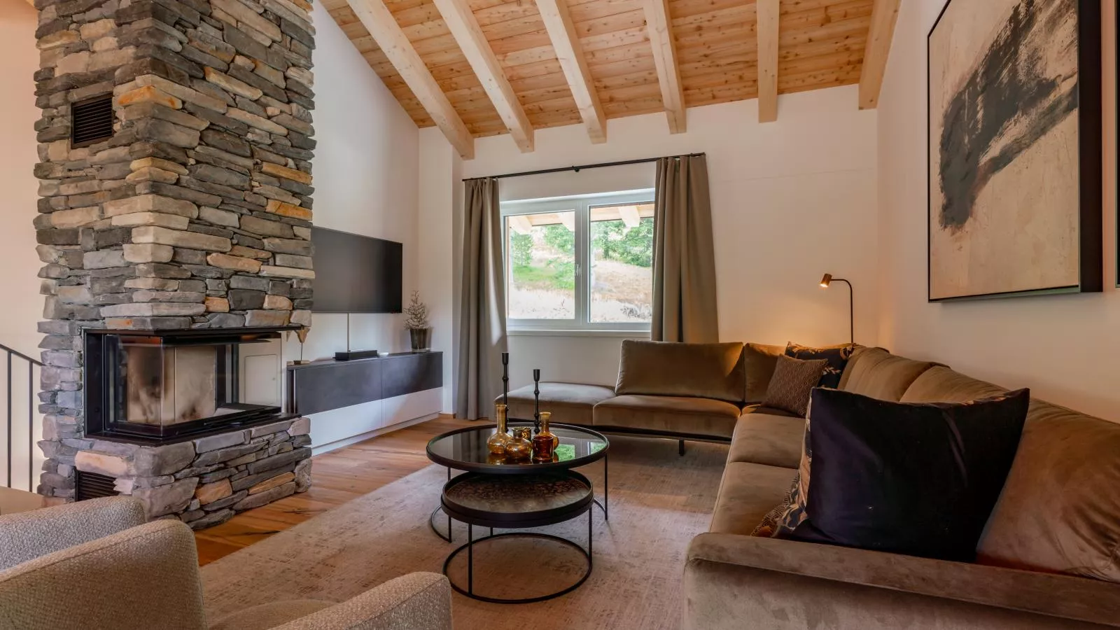 Silas Mountain Chalet-Living room